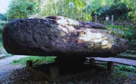 nartiang-monoliths