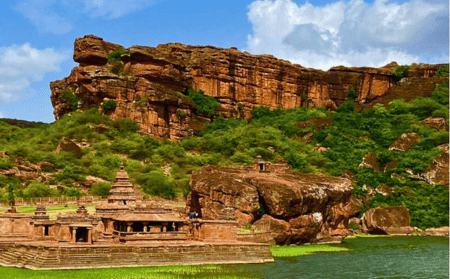 Badami-temple-and-lake